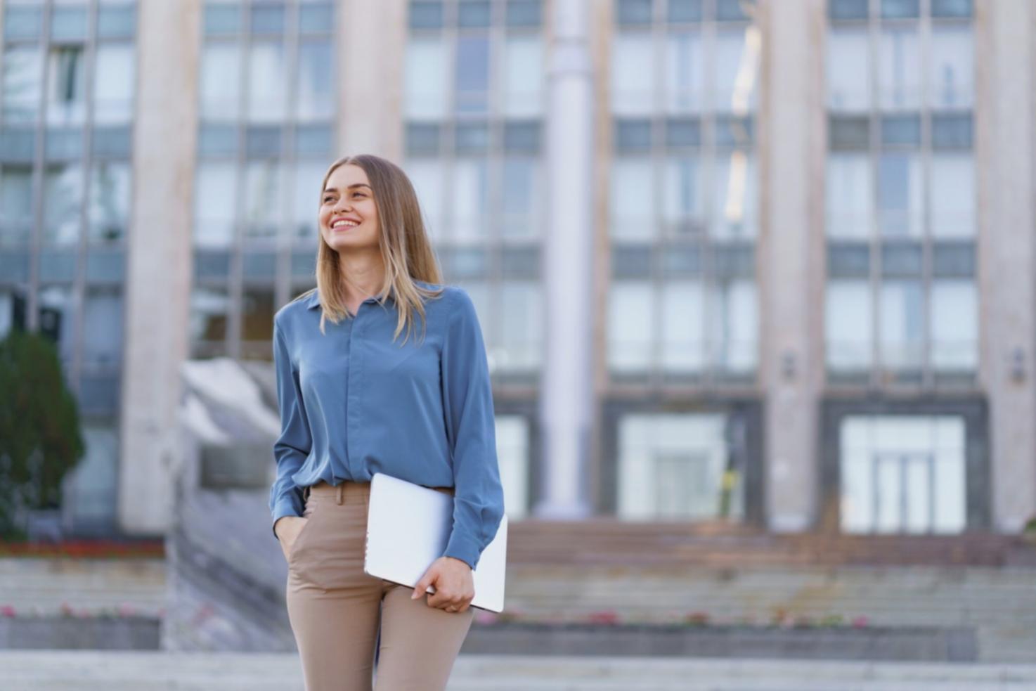 Gemeinsame Arbeit an Budgetplänen in einer Gruppensession
