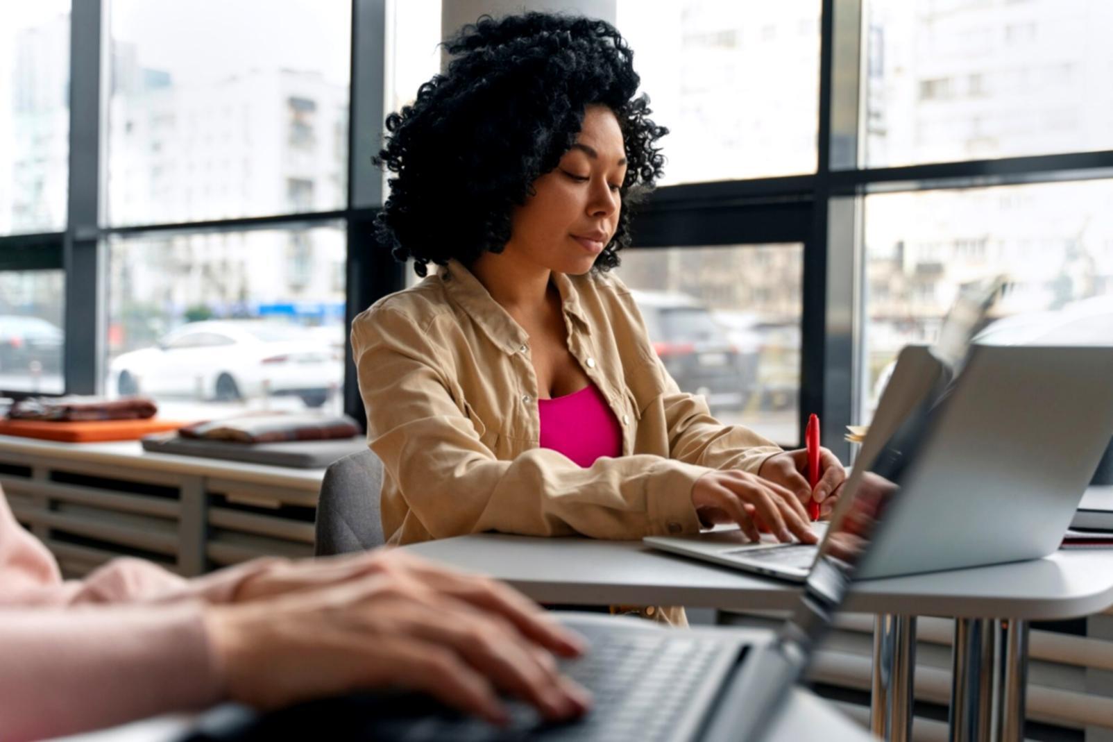 Modernes Büro mit Arbeitsbereich für Finanzberatung
